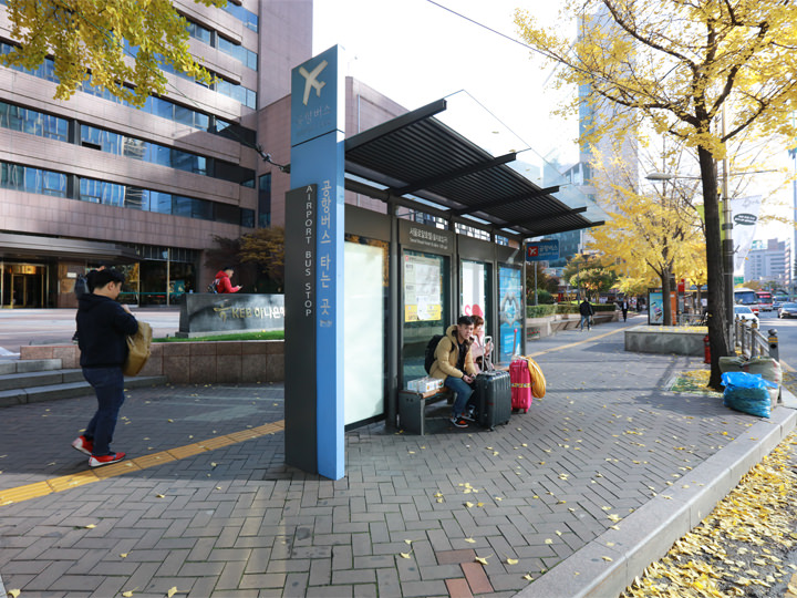 机场巴士“首尔皇家酒店/2号线乙支路入口”站
在仁川国际机场搭乘6015号巴士、金浦国际机场搭乘6021号巴士至此站下车即可抵达酒店