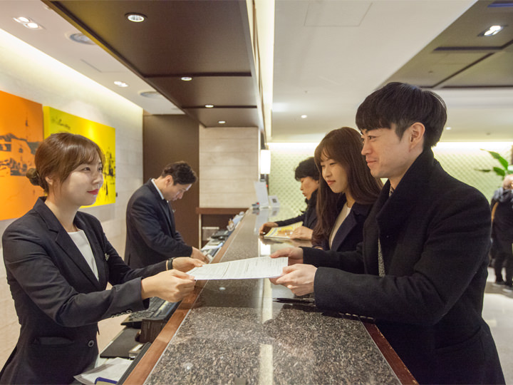 前台部分职员可提供中文服务,入住时倍感安心