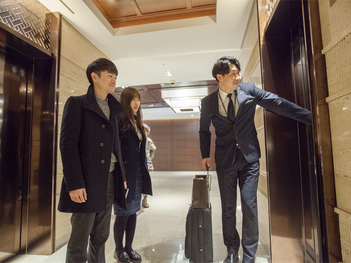 入住后,职员亲切地提供客房信息服务