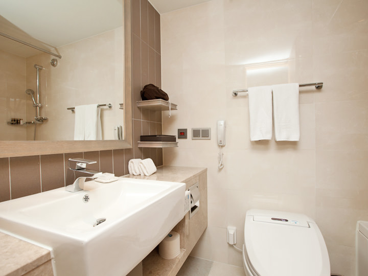 干净整洁的洗手台和智能马桶