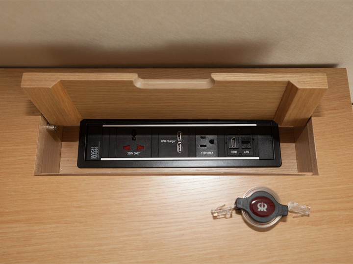 110V电源插座、智能手机充电用USB插座、LAN电缆等配备