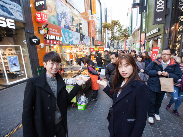 晚餐时间的明洞大街上,“ 大排档小吃”绝对是必吃美食