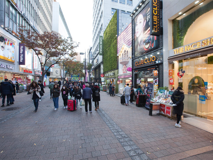 从酒店前方的街道走下去可以看到充满许多美妆店的街