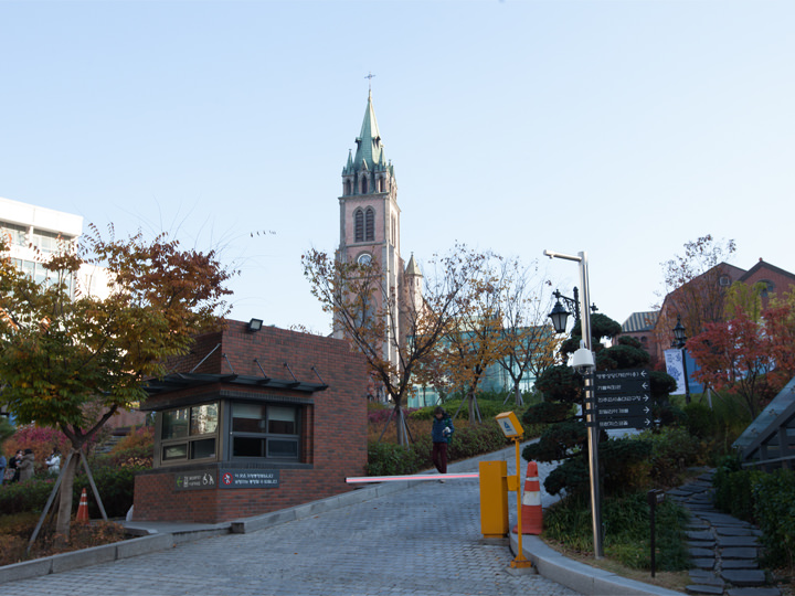 人气景点明洞天主教堂也在酒店附近