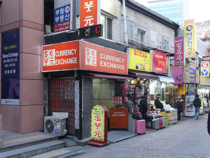酒店也邻接货币兑换店