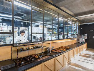 店内采开放式厨房，可看到烘培过程