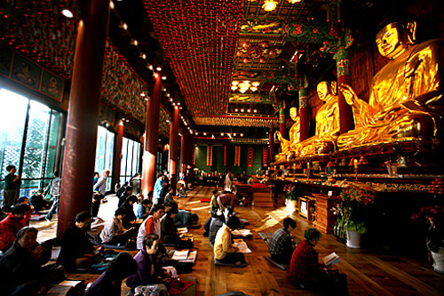 镇守在大雄殿内的三尊金佛