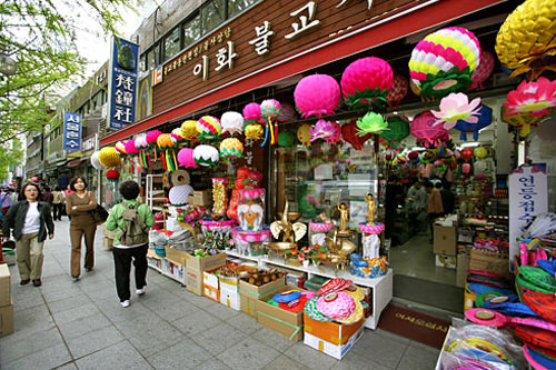 曹溪寺周边的佛教用品商店