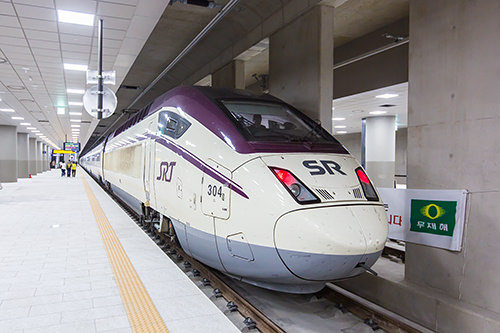 与KTX一样,SRT的最高时速为300km