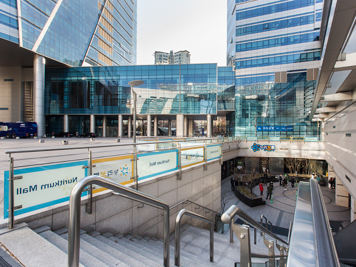 nuritkum mall位于广场的地下