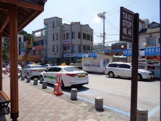 火车站旁边有出租车车站