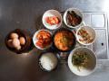 “嫩豆腐汤”的配菜有生鸡蛋、石锅饭、拌饭蔬菜、小菜