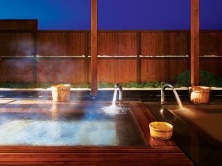 日式桧木风格的浴池 ※照片提供：道高乐园SPA