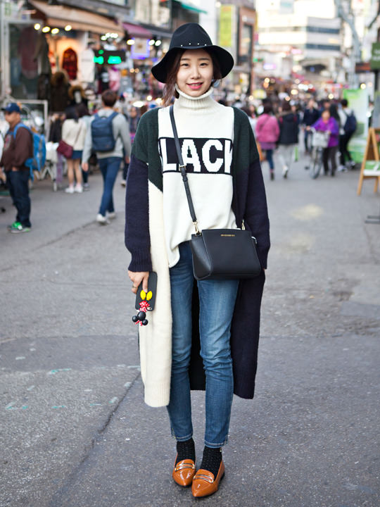 以黑灰色为主的造型里加入在“ZARA”购买的亮色皮鞋
(Shin-hye・音乐家)