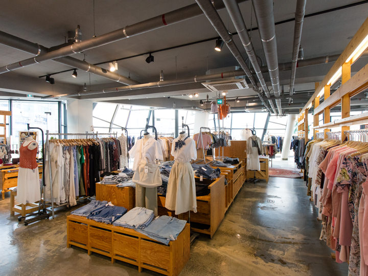 “A LAND”是世界有名的时尚品牌,大量使用韩国的新人设计师,产品系列非常丰富,时尚感十足,很受对时尚敏感的年轻人的欢迎。