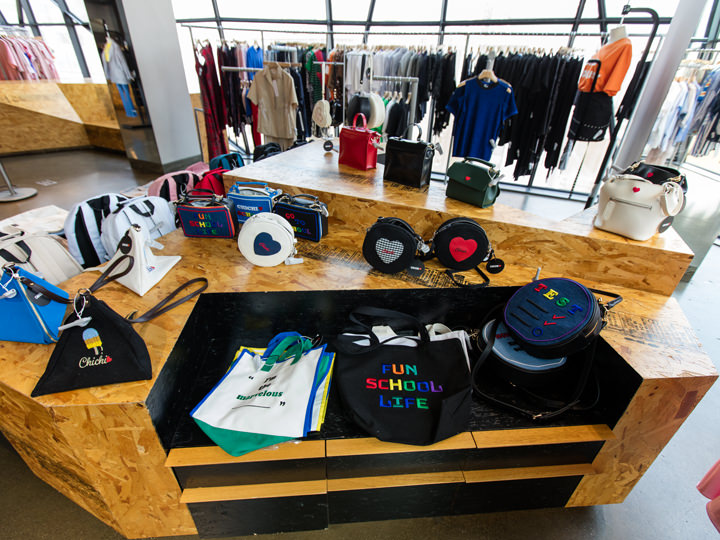 除了服装之外,还有鞋子、包包、饰品等多种多样的商品。个性与品味还有平民的价格可以说是品牌大火的秘诀。