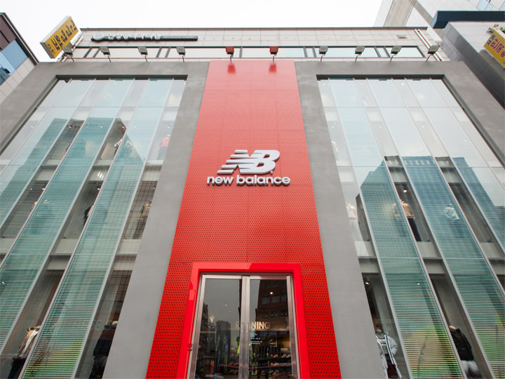 江南站11号出口直行,可看到新百伦所在建筑物