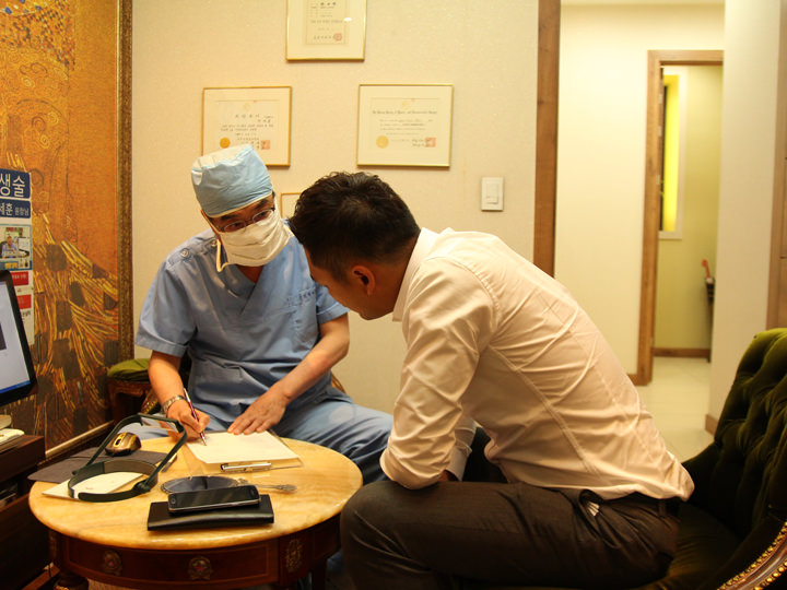 商谈预约完成后,访问医院同院长1:1凹陷疤痕商谈。