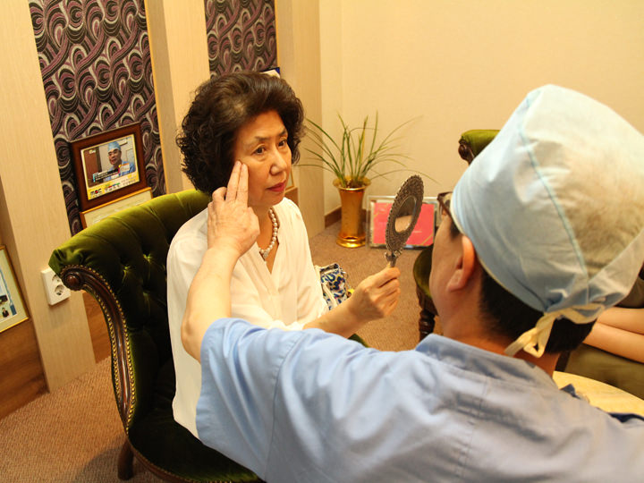 院长进行亲切的诊断