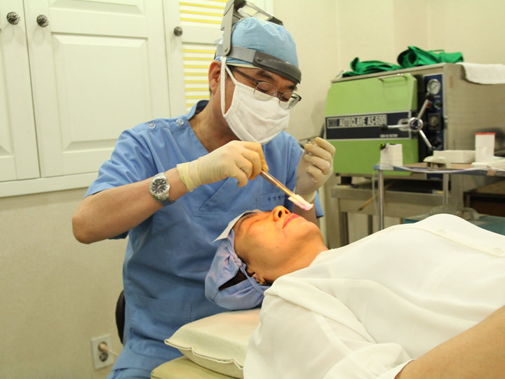 进行施术前的消毒,并进行深皱纹自体真皮再生术。