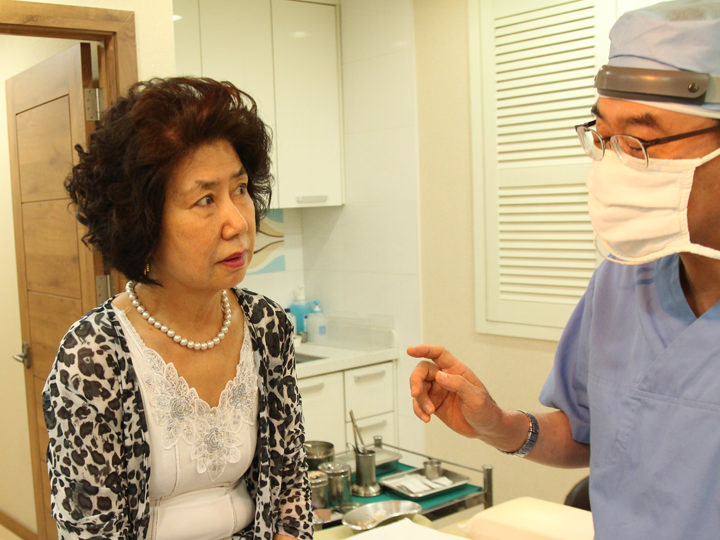 施术完全结束后,进行复查说明。