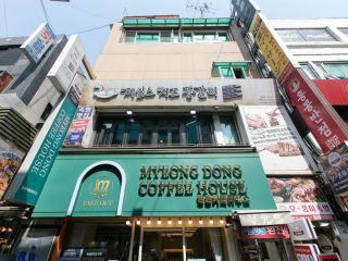 店铺所在楼的外观