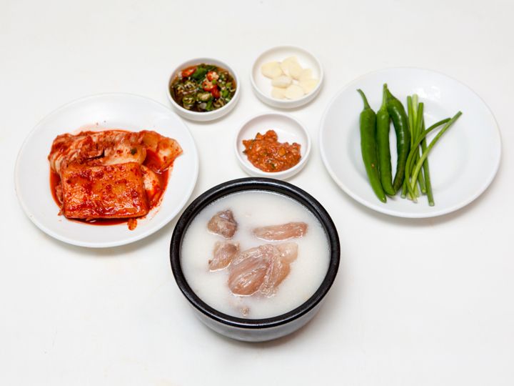 米饭单独和其他小菜、佐料一起上菜