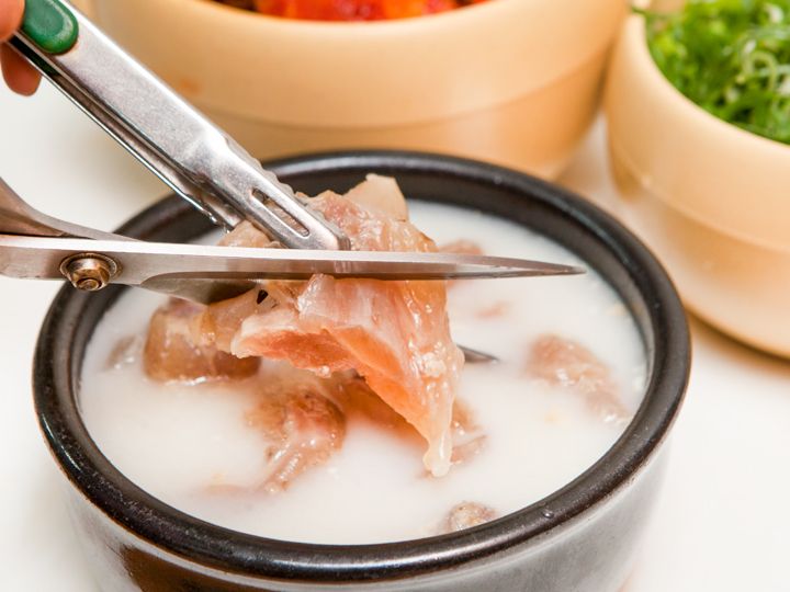 吃之前,先将肉剪成一口大小