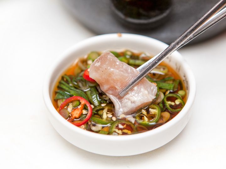 牛膝肉蘸辣椒蒜蓉酱汁,吃起来很鲜