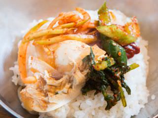 把饭、辣椒酱和汤混在一起享用就是“砂锅”的经典吃法