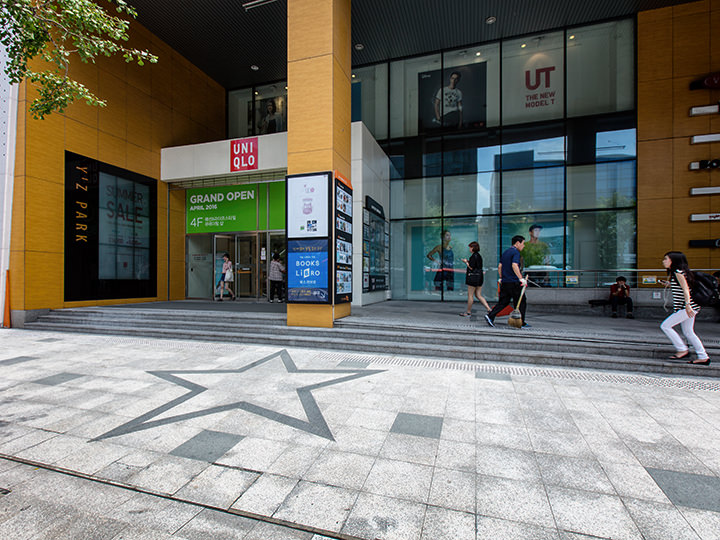 Y'S PARK有受年轻女性欢迎的服装品牌“MIXXO”及“BOOKS LiBRO 弘大店”进驻,还有餐厅及咖啡厅,想在这里休憩一下也很方便。