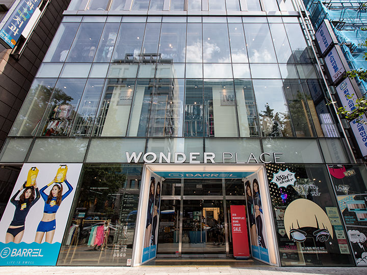 “WONDER PLACE”是一家拥有多彩多样化商品供客人选择的店家。该店主打10~20岁年轻人的商品,在这里可以经济实惠的价格购买新潮的服饰和时尚化妆品。