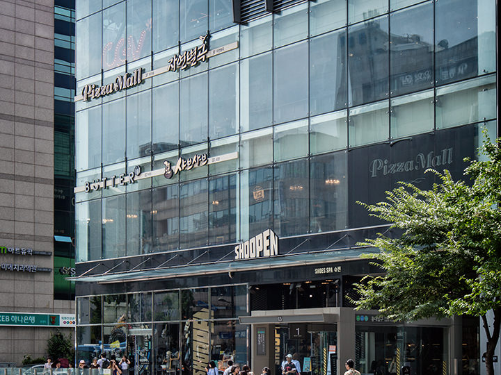 有各式各样商品的生活用品杂货店“BUTTER”及物美价廉的鞋子品牌“SHOOPEN”也在地下2层和1层驻店。