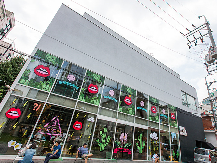 “STYLENANDA”弘大总店,包括潮流服饰和“3CE”化妆品,4层还有非常可爱的咖啡店