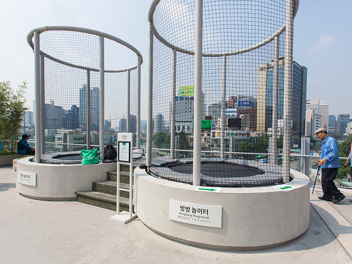 深受小孩子们热爱的蹦蹦床