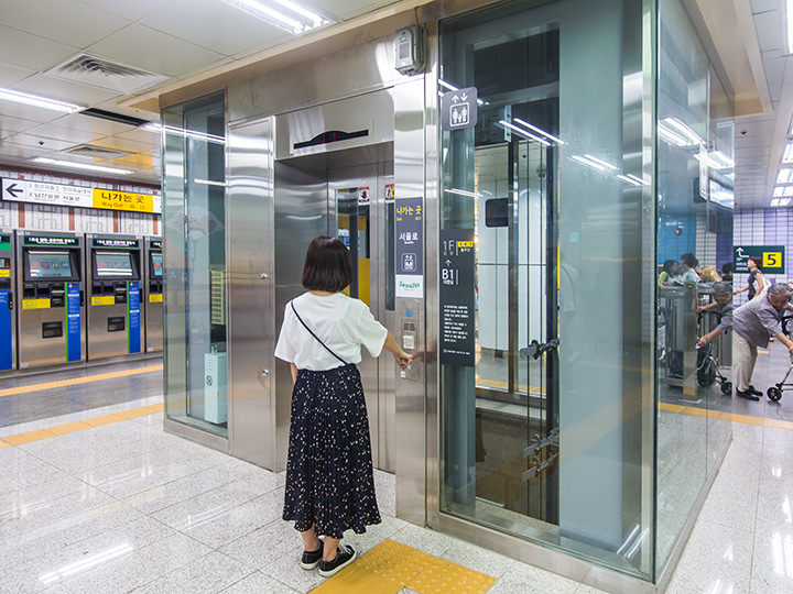 会贤站里直通“首尔路7017”的电梯