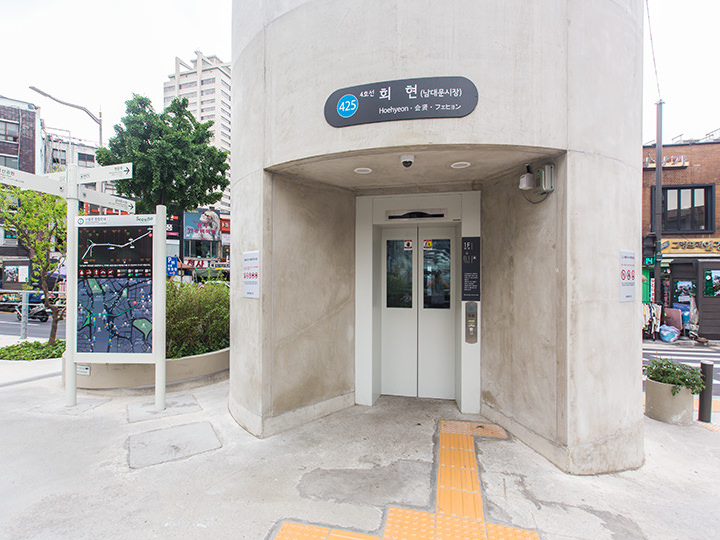 地上看到的电梯和综合向导图