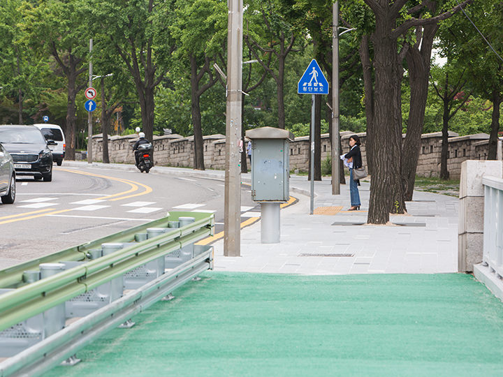 沿着坡上去则可到达南山公园、希尔顿酒店