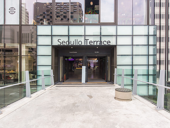 “首尔路Terrace”入口
从地下1层到3层汇集了各式各样的咖啡店・餐馆