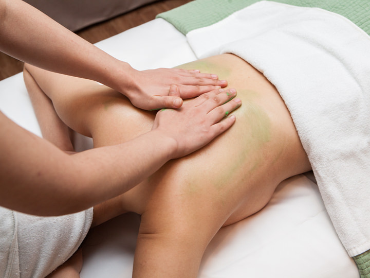 涂抹按摩果酱
在整个背部涂抹果酱