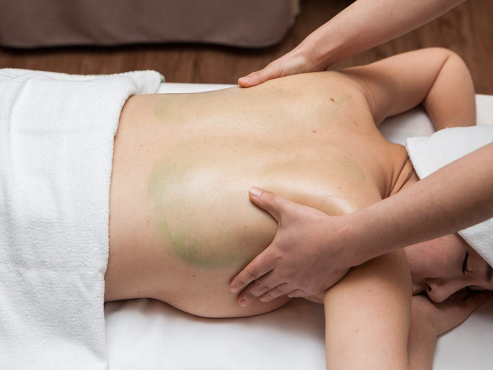 涂抹按摩果酱
在整个背部涂抹按摩果酱