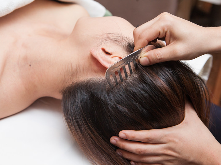 头皮按摩
使用银制梳子进行头皮按摩,可在店内购买银梳子