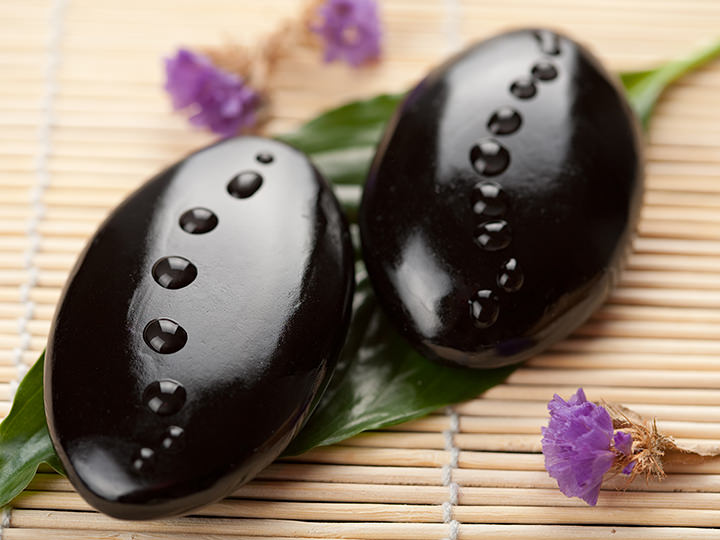 使用带有温度的芳香石在身体滑动使全身变暖