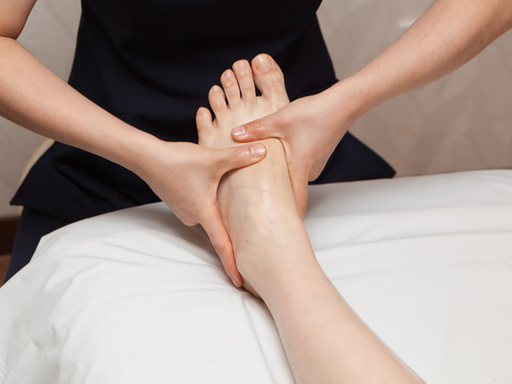 足底按摩
按压脚步穴位,刺进新陈代谢