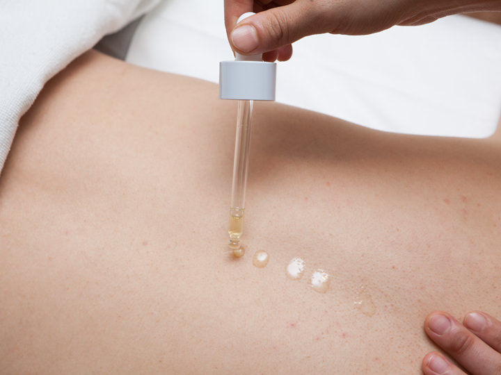 涂抹芳香精油
为了使芳香石能够柔和地在全身滑动,在全身涂抹芳香精油