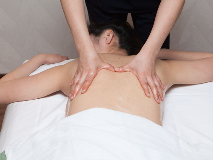 背部按摩
背部按摩促进芳香石的效果