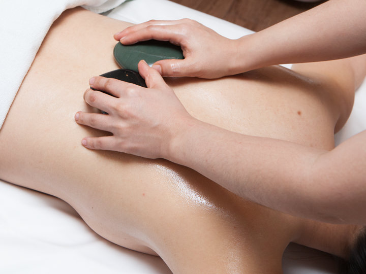 芳香石按摩
在涂抹精油后进行芳香石按摩