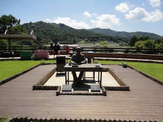 人气拍照区“李孝石铜像”