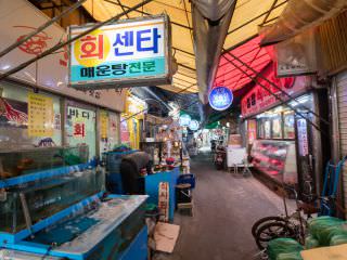 忠武路附近的韩国传统市场“仁岘市场”