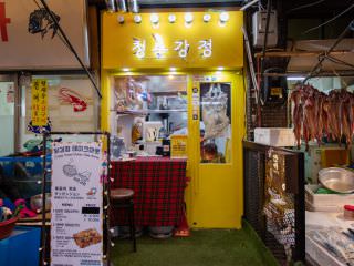 美食胡同里的人气辣炸店铺“青春辣炸”